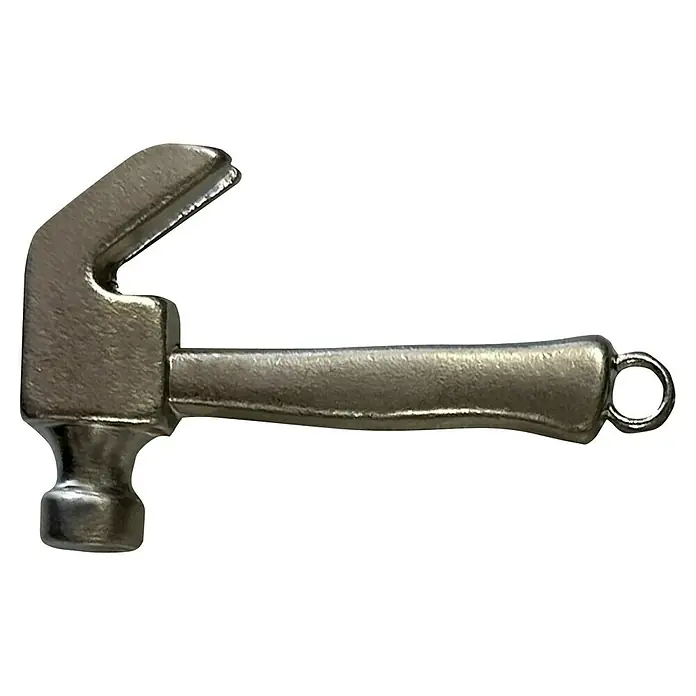 Llavero Martillo - Metal - Primer plano de un martillo de orejas en miniatura plateado con un anillo en el mango, perfecto para manualidades y joyería.