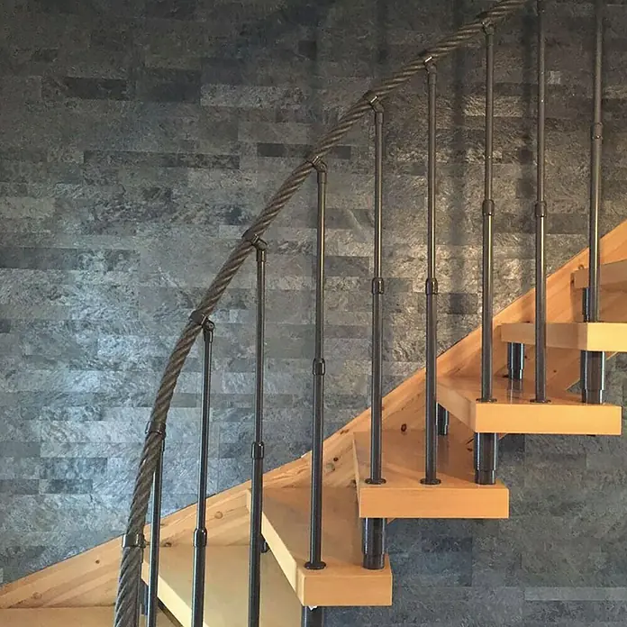 Selbstklebemosaik - 60 x 15 cm, Schiefer - Diese Treppe aus Holz verfügt über ein Geländer aus Metallstäben und einem dicken Seil, das als Handlauf dient. Die Wand ist mit dunklen Schieferplatten verkleidet.