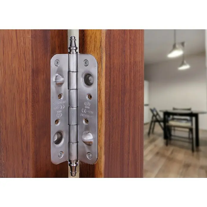 Bisagra 566 - 150 x 82 x 14 mm, Cromo, 1 ud. - Primer plano de una bisagra de puerta de acero inoxidable en una puerta de madera, que muestra su construcción robusta.