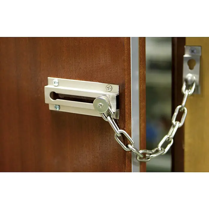Cadena de puerta - Cromado - Primer plano de una puerta con una cadena de seguridad instalada, que proporciona una capa adicional de seguridad.