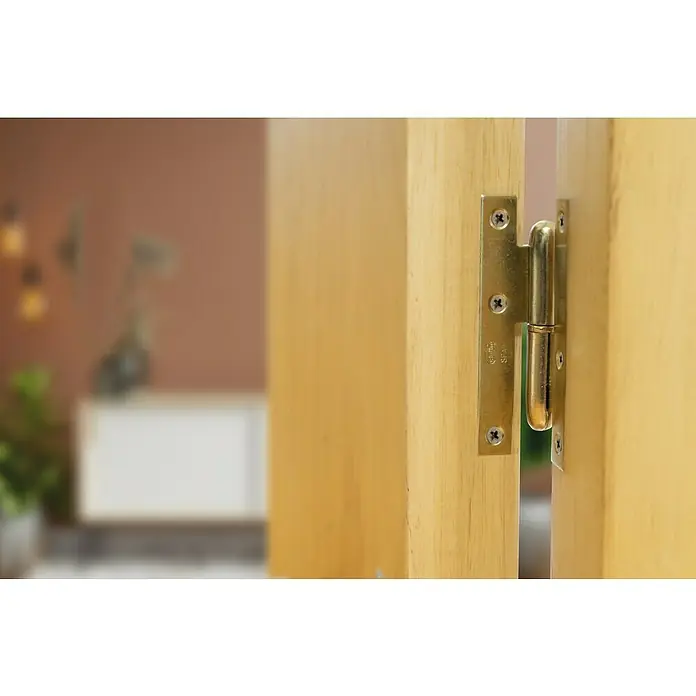 Pernio bisagra 403 - 52 x 2 mm, Derecha - Primer plano de una bisagra dorada en una puerta de madera, mostrando su mecánica y fijación con tornillos.