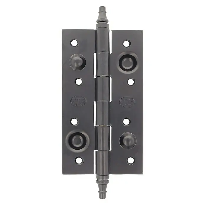Bisagra mod. 561 - 150 x 80 x 3 mm, Negro, 1 ud. - Primer plano de una bisagra de puerta negra decorativa, que muestra sus detalles; perfecta para proyectos de muebles o puertas.
