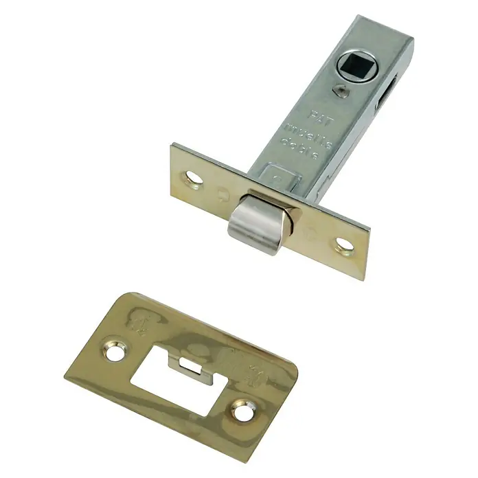 Resbalón 8-45 cuadrado latón - Apto para: Puertas de madera, Sin cerradura - Primer plano de un pestillo de puerta de latón y metal, incluida la placa de cierre, sobre un fondo negro.