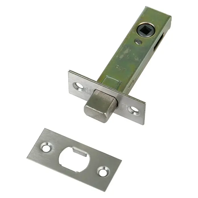 Picaporte 126 - Apto para: Puertas de madera, Niquelado - Primer plano de un juego de pestillo de puerta que incluye el pestillo y la placa de cerradero, sobre un fondo negro.
