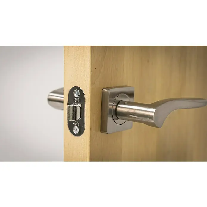 Resbalón 8-45 redondo níquel - Apto para: Puertas de madera, Sin cerradura - Primer plano de un tirador de puerta de níquel cepillado, instalado en una puerta de madera clara, con un diseño moderno y elegante.