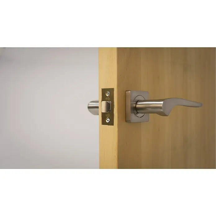 Resbalón - Apto para: Puertas de madera, Plateado - Primer plano de un moderno tirador de puerta metálico en una puerta de madera, que transmite una sensación de seguridad y estilo.