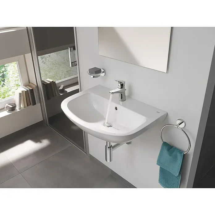 Grohe Waschtischarmatur BauFlow - Chrom, Glänzend - Modernes Badezimmer-Waschbecken mit Armatur, Seifenschale und Handtuchring. Das Waschbecken ist weiß und hat eine geschwungene Form.