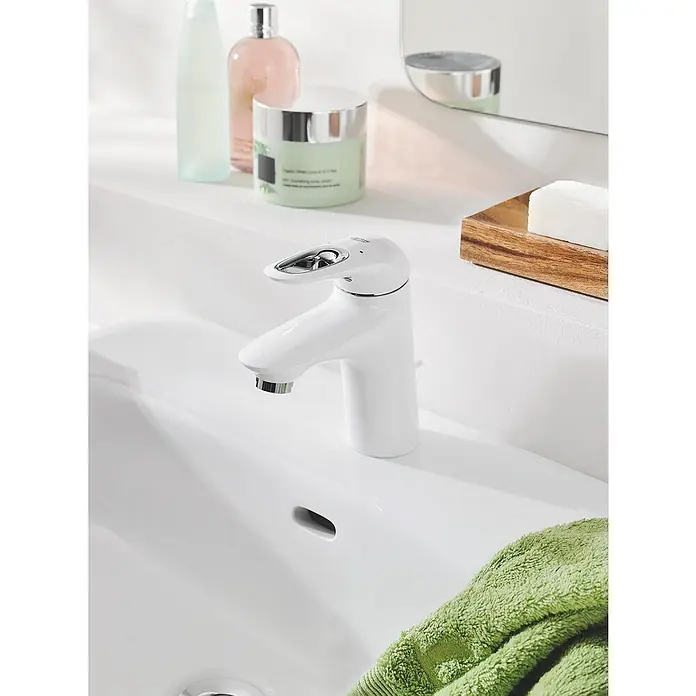 Grohe Eurostyle Waschtischarmatur S-Size - Weiß/Chrom, Glänzend - Nahaufnahme einer eleganten, weissen Armatur auf einem Waschbecken im Badezimmer. Das Design ist modern und minimalistisch.