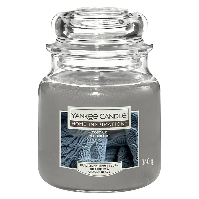 Yankee Candle Home Inspirations Duftkerze - Im Glas, Cosy Up, Medium - Nahaufnahme einer Yankee Candle Home Inspiration Duftkerze "Cozy Up" mit 340 g Inhalt in einem Glas mit Deckel.