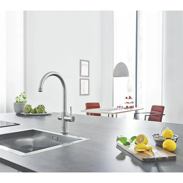 Grohe Spültischarmatur Blue Home - Höhe: 41,8 cm, C-Auslauf, Supersteel, Matt, Schwenkbar - Küchenbild mit einer modernen, silbernen Spültischarmatur in einer hellen Küche mit Lebensmitteln.