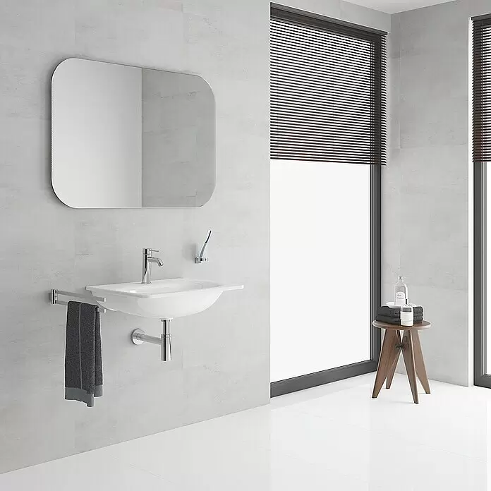 Grohe Essence Waschtischarmatur S-Size - Chrom, Glänzend - Modernes Badezimmer mit weißem Waschbecken, Chromarmatur, rechteckigem Spiegel, dunkelgrauem Handtuch und Holzhocker mit Badartikeln.