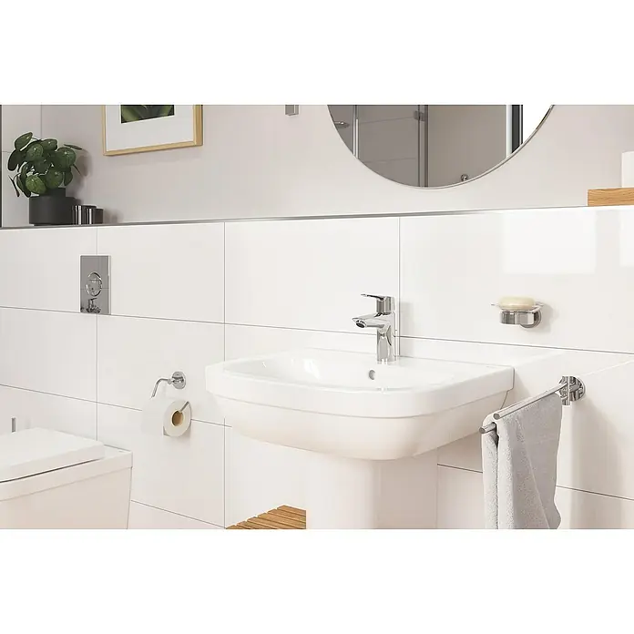 Grohe QuickFix Waschtischarmatur Start S-Size - Chrom, Glänzend - Ein modernes Badezimmer mit einem weißen Aufsatzwaschbecken, einer eleganten Armatur und weißen Wandfliesen für ein minimalistisches Design.