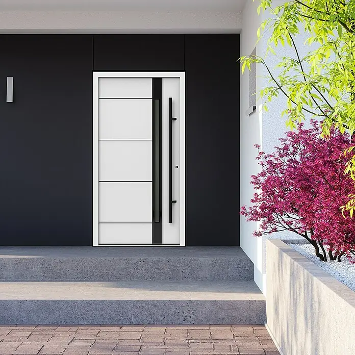 Gerda Haustür Thermo Prime 75 Rodan - 100 cm x 210 mm, DIN Anschlag: Rechts, Weiß, Schwarze Details - Moderne Haustür mit weißer Tür und langem, schwarzem Griff vor dunkler Fassade, umgeben von üppiger Vegetation.