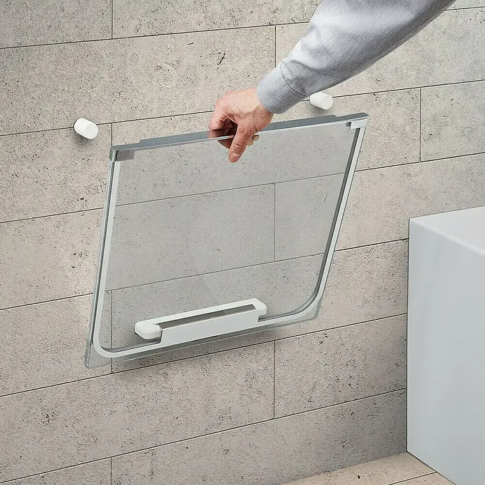 Ottofond Wandhalterung - L x B x H: 30,5 x 8,5 x 5 cm, Passend für: Ottofond Badewanne Pueblo - Nahaufnahme einer schwenkbaren Duschwand mit Griff zur einfachen Handhabung, die an einer gefliesten Wand befestigt ist.