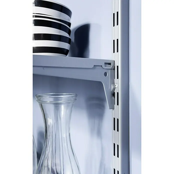 Element System Pro-Träger S 50Länge: 50 cm, Weiß, Belastbarkeit: 60 kg - Nahaufnahme eines grauen Regalsystems mit Schiene und Halterung an einer blauen Wand. Auf dem Regal stehen Schüsseln und eine Vase.