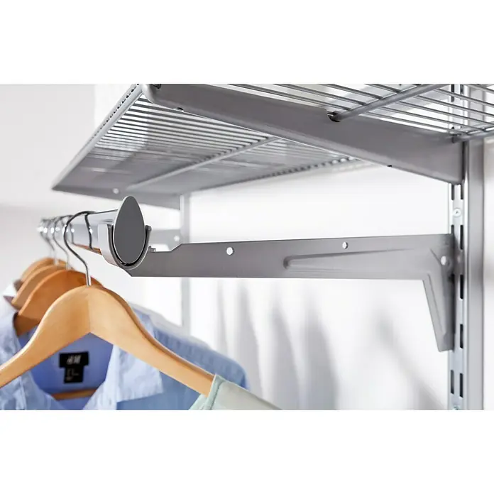 Element System Easy Konfektionsträger - Passend für: Schienen mit Raster 32 mm, Länge: 33 cm, Belastbarkeit: 30 kg - Nahaufnahme eines silbernen Kleiderschranksystems mit Drahtregalen, Kleiderstange und daran hängenden Hemden für stilvolle Aufbewahrung.