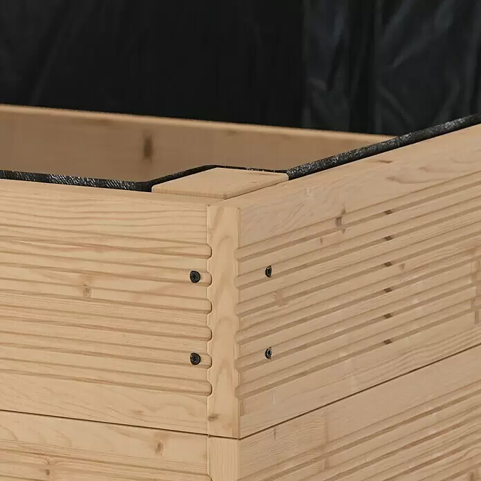 Hochbeet - 200 x 100 x 72 cm, Holz, Natur - Ecke eines Hochbeets aus hellem Holz mit horizontalen Lamellen und schwarzer Innenauskleidung, die die Verzahnung zeigt.