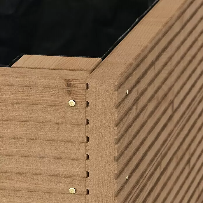Hochbeet - 102 x 57,5 x 72 cm, Holz, Natur - Ecke eines hellen Holzhochbeets mit gerillten Brettern, Messingschrauben und schwarzer Innenverkleidung.