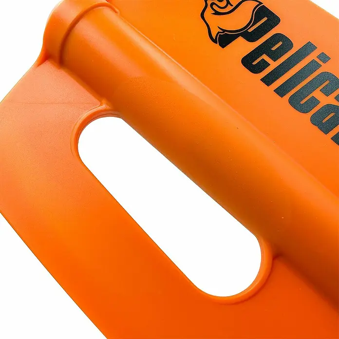 Pelican Paddel - Verstellbar: 63,5 cm - 137 cm - Nahaufnahme eines orangefarbenen Pelican Produkts mit Griffloch und Firmenlogo.