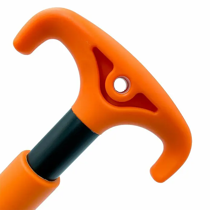 Pelican Paddel - Verstellbar: 63,5 cm - 137 cm - Nahaufnahme eines orangefarbenen Bootshakens mit schwarzem Griff und hakenförmigen Enden.