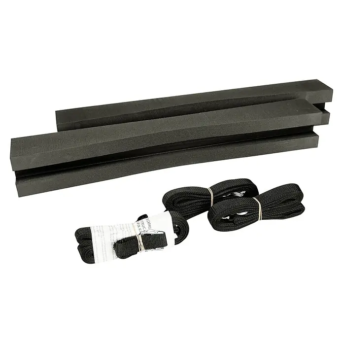 Pelican Dachträgerpolster für Kajaks und SUP Boards - 5 -tlg. - Produktbild von drei schwarzen Schaumstoffblöcken und zwei Rollen mit schwarzen Zurrgurten zur Ladungssicherung beim Transport.