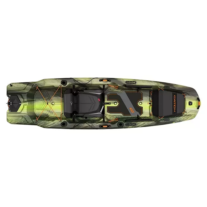 Pelican Sit-On-Top Kajak Catch Mode 110 Venom - L x B x H: 325 x 87 x 33 cm, Kunststoff, Grün - Draufsicht auf ein grün-schwarz-camouflagefarbenes Angelkajak mit orangen Akzenten, Sitz, vorderem Deckpolster und hinterem Stauraum.