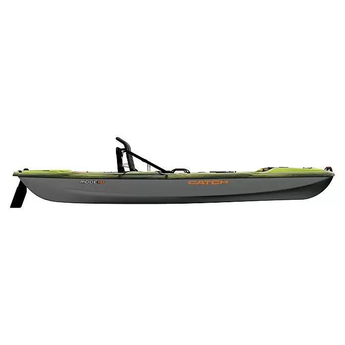 Pelican Sit-On-Top Kajak Catch Mode 110 Venom - L x B x H: 325 x 87 x 33 cm, Kunststoff, Grün - Angelkajak mit grauem Rumpf, tarnfarbenem Deck, schwarzem Ruder und erhöhtem Sitz. Beschriftet mit 'MODE 110' und 'CATCH'.