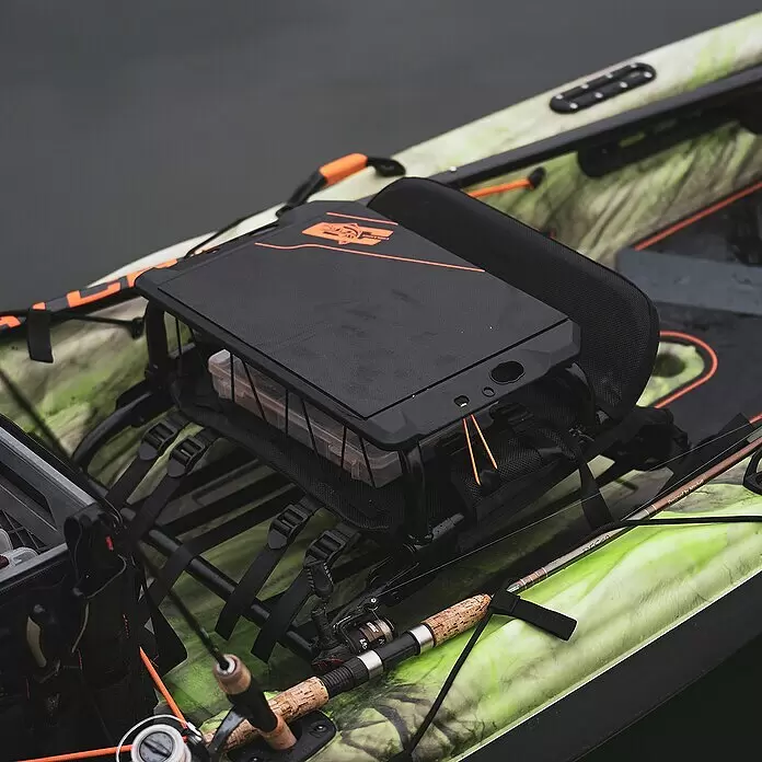Pelican Sit-On-Top Kajak Catch Mode 110 Venom - L x B x H: 325 x 87 x 33 cm, Kunststoff, Grün - Schwarzer Angelzubehör-Organizer mit orangefarbenem Logo, enthält Tackle-Boxen, auf einem Tarn-Kajak mit Angelruten befestigt.