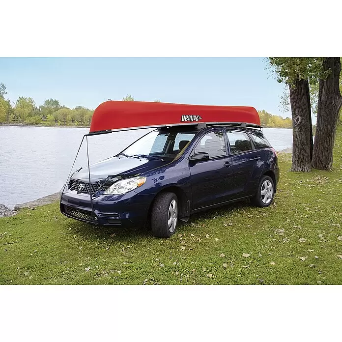 Pelican Dachträgerpolster für Kajaks und SUP Boards - 5 -tlg. - Rotes Pelican Kanu auf dem Dachträger eines blauen Autos am See.