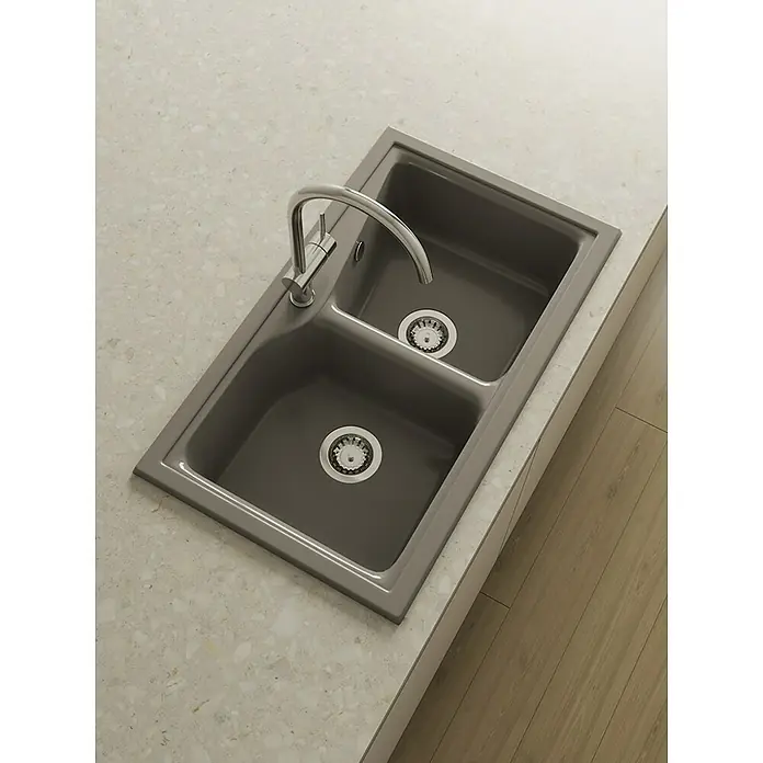 Poalgi Fregadero encastrable City 322 Soft 2S - 51 x 86 cm, Material compuesto, Número de cubetas: 2 ud., Gris, Brillante - Primer plano de un moderno fregadero doble de acero inoxidable con un elegante grifo curvo sobre una encimera elegante.