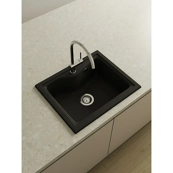 Poalgi Fregadero encastrable City 320 Soft 1S - 51 x 62 cm, Material compuesto, Negro, Brillante - Fregadero negro con grifo elegante sobre una encimera de cocina moderna. Diseño elegante para cualquier cocina, combinando estilo y funcionalidad.