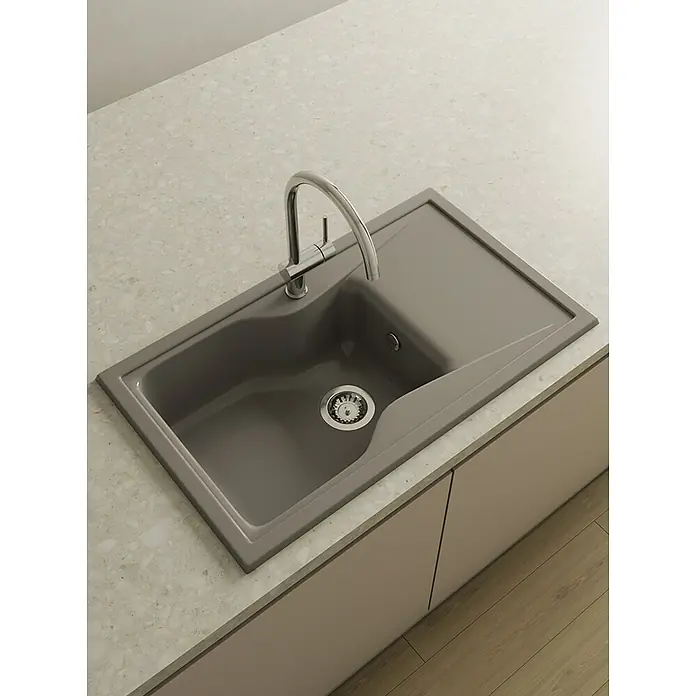Poalgi Fregadero encastrable City 321 - 51 x 86 cm, Material compuesto - Un moderno fregadero de cocina gris con un elegante grifo cromado sobre una encimera moteada, que muestra elegantes accesorios de cocina.