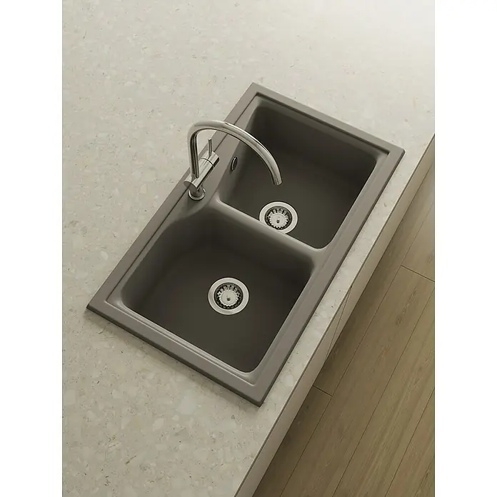 Poalgi Fregadero encastrable City 322 - 51 x 86 cm, Material compuesto - Fregadero doble de granito gris con grifo sobre una encimera de cocina de terrazo.
