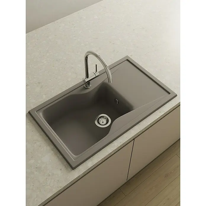 Poalgi Fregadero encastrable City 321 Soft 1S+E - 51 x 86 cm, Material compuesto, Gris, Brillante - Toma en ángulo alto de un fregadero de cocina gris con un moderno grifo cromado, sobre una encimera clara, que combina funcionalidad con un diseño elegante.