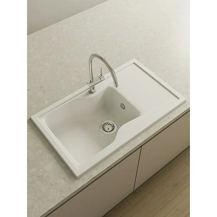 Poalgi Fregadero encastrable City 321 Soft 1S+E - 51 x 86 cm, Material compuesto, Blanco, Brillante - Un moderno fregadero de cocina rectangular con escurridor y un elegante grifo cromado, integrado en una encimera elegante.