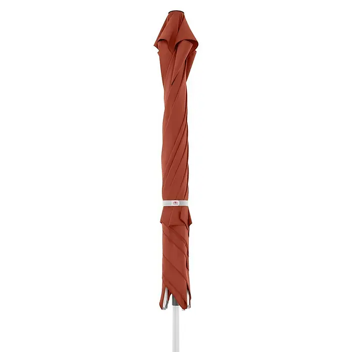 Doppler Marktschirm Telestar - Terra, Bespannungsmaß (L x B): 400 x 400 cm - Ein geschlossener, orangefarbener Sonnenschirm mit einem eleganten, länglichen Design. Ideal für den Schutz vor Sonne und für stilvolle Außenbereiche.