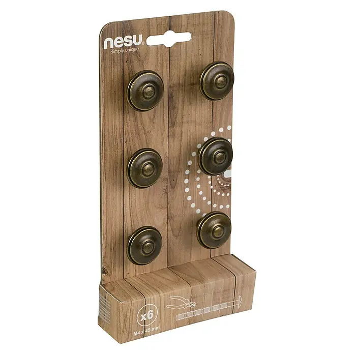 Nesu Pomo para muebles Cuero Vibro - Ø x Al: 28 x 22 mm, 6 ud. - Un paquete de seis pomos para muebles Nesu con efecto bronce antiguo expuestos en una tarjeta con efecto madera, con tornillos e instrucciones de montaje.