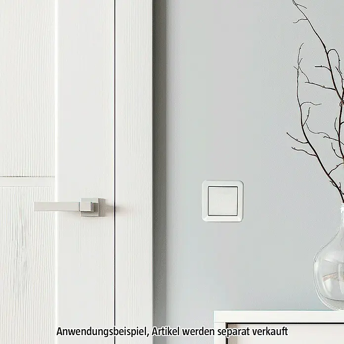 Merten 1-M Abdeckrahmen 389119 - Polarweiß, 1-fach, Kunststoff - Ein quadratischer, weißer Lichtschalter an einer Wand neben einer weißen Tür.