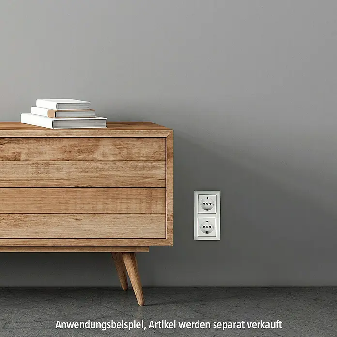 Jung AS 500 Abdeckrahmen AS582WW - Alpinweiß, 2-fach, Kunststoff - Steckdose an grauer Wand neben Holzkommode mit Büchern.