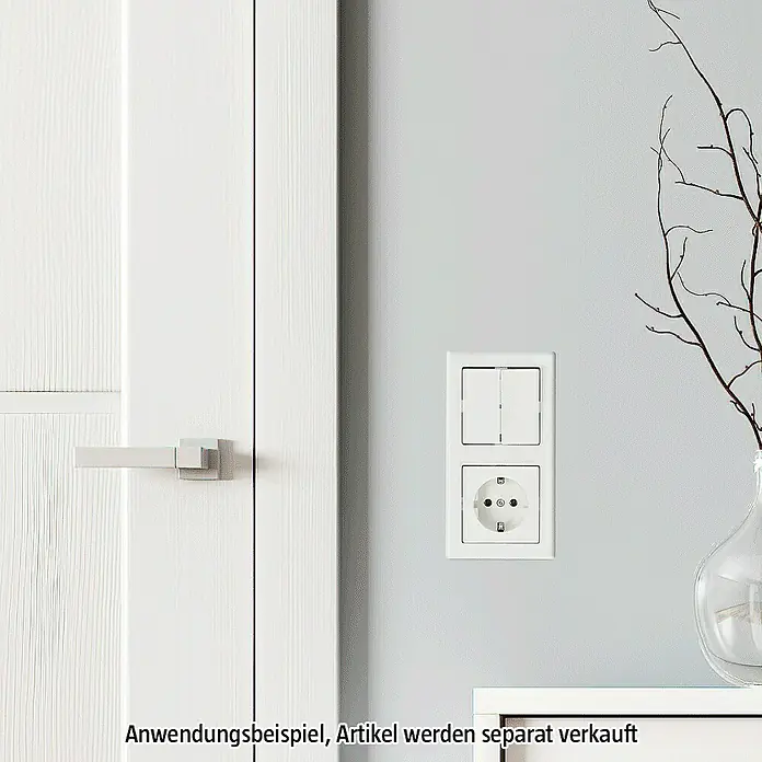 Merten M-SMART Abdeckrahmen 478219 - Polarweiß glänzend, 2-fach, Kunststoff - Nahaufnahme einer weißen Steckdose und eines Schalters an einer grauen Wand neben einer Tür.