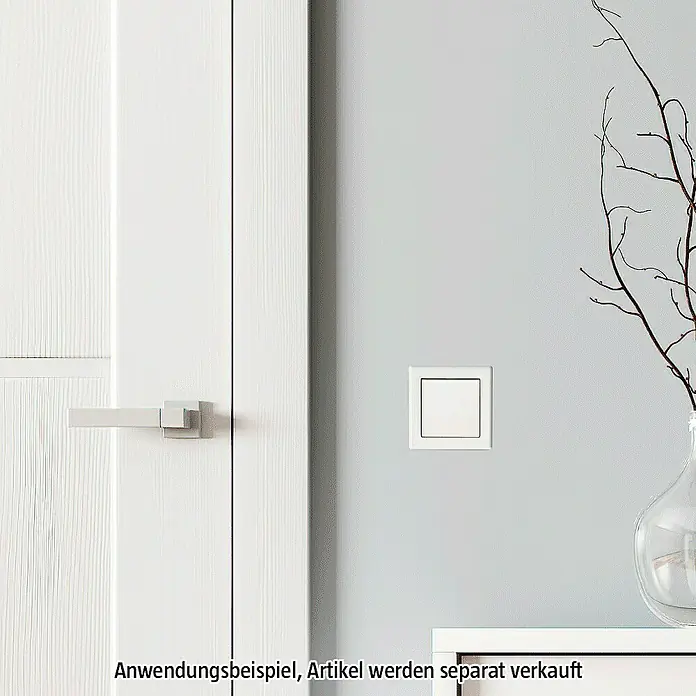 Merten M-SMART Abdeckrahmen 478119 - Polarweiß glänzend, 1-fach, Kunststoff - Eine Nahaufnahme eines einzelnen, weißen Lichtschalters an einer hellgrauen Wand neben einer weißen Tür.
