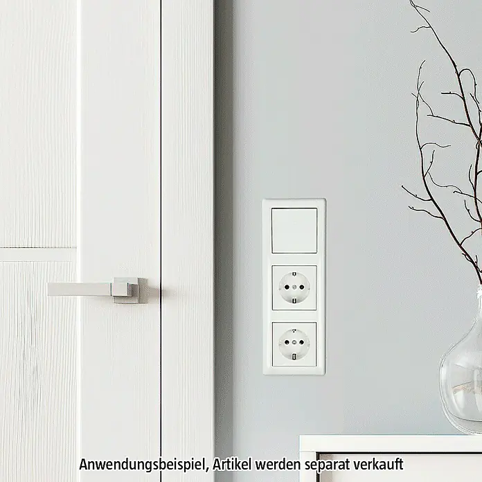 Gira Standard 55 Abdeckrahmen 021303 - Reinweiß glänzend, 3-fach, Kunststoff, Vertikal - Ein Lichtschalter mit Steckdosenkombination an einer Wand neben einer Tür, eine praktische Lösung für jedes moderne Zuhause.