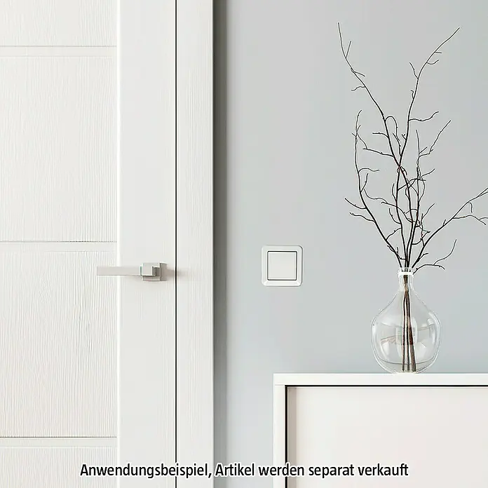Merten 1-M Abdeckrahmen 389119 - Polarweiß, 1-fach, Kunststoff - Ein weißer Lichtschalter an einer Wand, neben einer weißen Tür und einem Schrank, der ein modernes und minimalistisches Design zeigt.