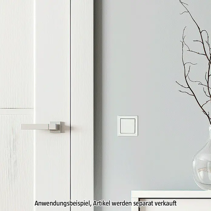 Gira Standard 55 Abdeckrahmen 021103 - Reinweiß glänzend, 1-fach, Kunststoff, Vertikal - Das Bild zeigt einen weißen Lichtschalter an einer Wand neben einer weißen Tür. Ein einfacher Lichtschalter für ein modernes Zuhause.