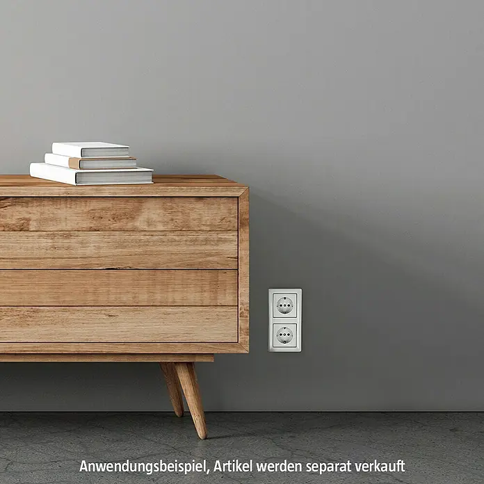 Gira Standard 55 Abdeckrahmen 021203 - Reinweiß glänzend, 2-fach, Kunststoff, Vertikal - Wandsteckdose mit zwei Steckdosen in einem modernen Wohnzimmer. Das Produkt bietet eine praktische und stilvolle Lösung für den Strombedarf.