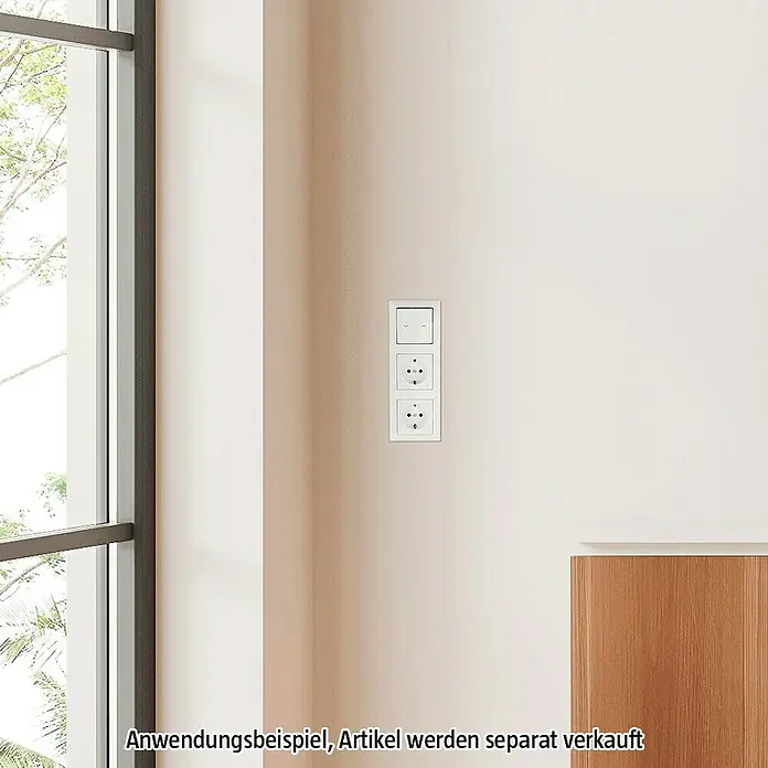 Jung AS 500 Abdeckrahmen AS583WW - Alpinweiß, 3-fach, Kunststoff - Ein elegantes Beispiel für einen Schalter und Steckdosen in einem modernen Interieur, das Funktionalität und Design vereint.