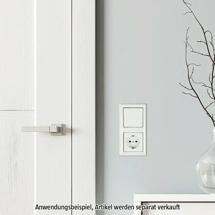 Gira Standard 55 Abdeckrahmen 021203 - Reinweiß glänzend, 2-fach, Kunststoff, Vertikal - Bild einer weißen Steckdose und eines Lichtschalters an einer Wand.