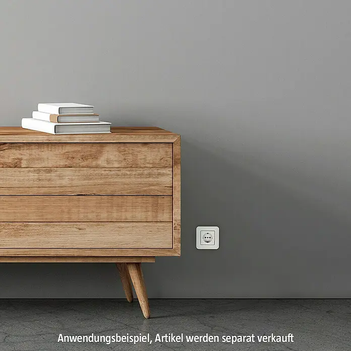 Gira E3 Abdeckrahmen 0211410 - Reinweiß glänzend, 1-fach, Kunststoff - Nahaufnahme einer Holzkommode mit Büchern darauf und einer Steckdose an der Wand daneben.
