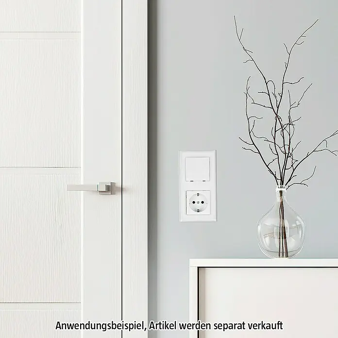 Voltomat ART Steckdose - Alpinweiß, 1-fach, Kunststoff, IP20 - Nahaufnahme einer weißen Doppelsteckdose mit Klappdeckel in einer modernen Wohnung.