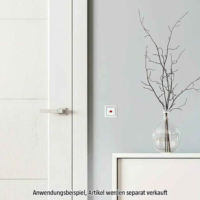 Busch-Jaeger Balance SI Kontrollschalterwippe 2509-914 - Alpinweiß glänzend, Glänzend, Kunststoff, Unterputzmontage - Nahaufnahme eines weißen Lichtschalters mit rotem Punkt an einer grauen Wand neben einer weißen Tür.